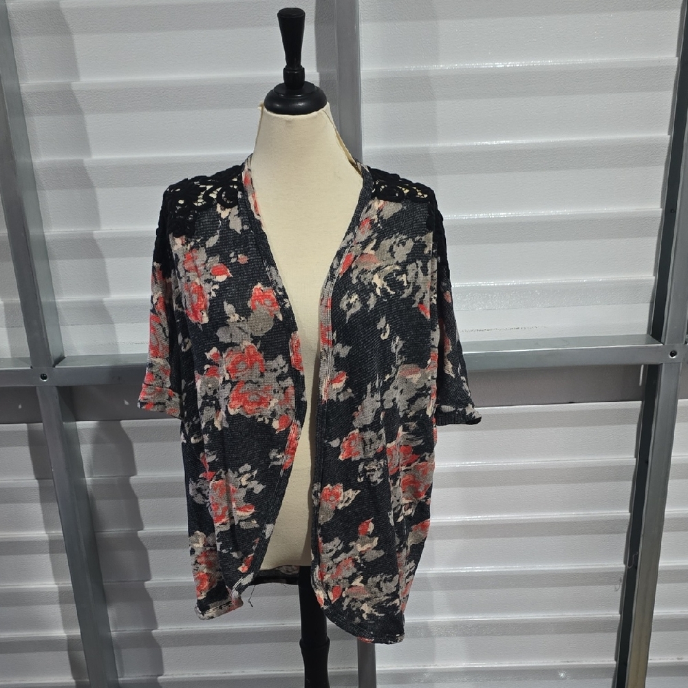 Abercrombie & Fitch Black and Red Floral Kimono Cardigan Short Sleeve